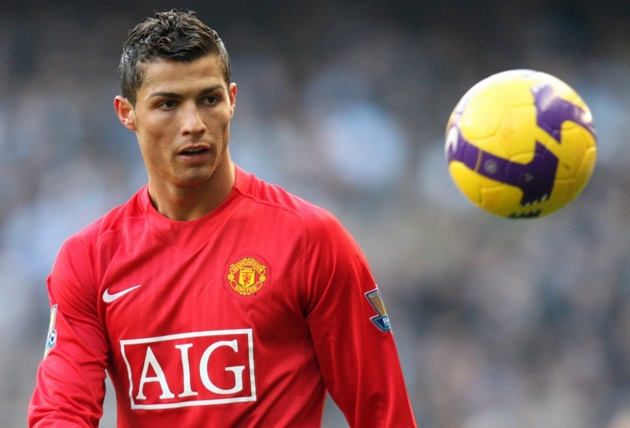 Cristiano Ronaldo là huyền thoại bóng đá MU nổi tiếng